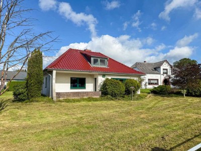 Nahe Husum, viel Potenzial für eigene Ideen: Sanierungsbedürftiges Wohnhaus auf großem Grundstück