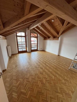Helle 2-Zimmer Dachgeschosswohnung mit Balkon in Oberau