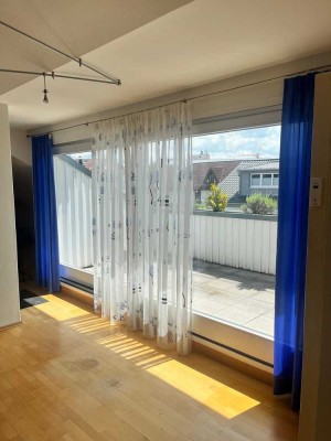 Stilvolle, modernisierte 4,5-Zimmer-Dachgeschosswohnung mit geh. Innenausstattung mit EBK