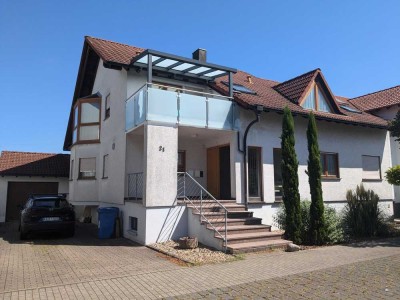 3.5 Zi.Helle/moderne DG Wohnung mit Balkon in Ortsrandlage.