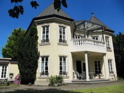 Kunstvolle Stadtvilla nahe dem Schlosspark am Rhein