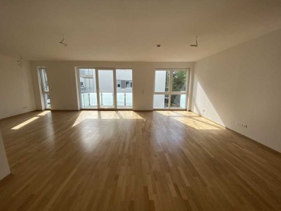 Exklusive, geräumige und neuwertige 3-Zimmer-Wohnung mit Balkon und Einbauküche in Frankfurt am Main