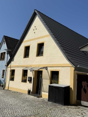 Ein kleines Juwel! Das Stadthaus wurde 2021/2022 komplett kernsaniert! Super für 2 oder kleine Famil