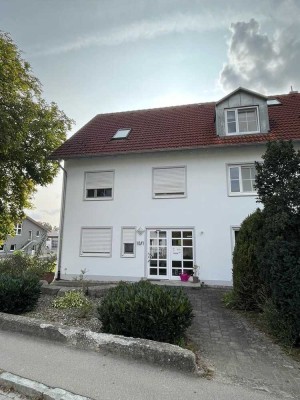 Geräumige Doppelhaushälfte mit gehobener Innenausstattung und EBK in Laupheim