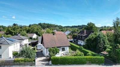 Kleines Einfamilienhaus mit Keller, Garage und Carport