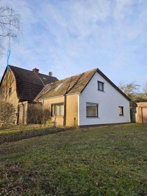 FAMILIENTRAUM, GERÄUMIGE DHH MIT POTENTIAL,2 GARAGEN U. CA. 888 m² GRUND-ERBPACHT- IN GRÜNER LAGE