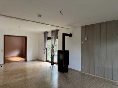 Große 2,5 Zimmer- Erdgeschosswohnung mit schöner Terrasse