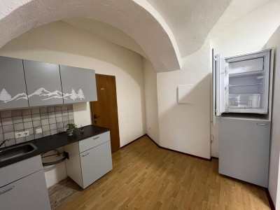KOMPAKTE EINZIMMER-WOHNUNG MIT GARTEN &amp; PARKPLATZ – ZENTRUM Imst, TIROL