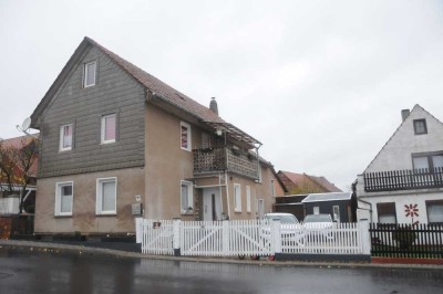 Wohnhaus mit Nebengebäude, Garage und Hof sowie Grundstück in Lauchröden