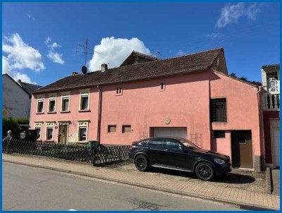 sanierungsbedürftiges Einfamilienhaus mit Garage