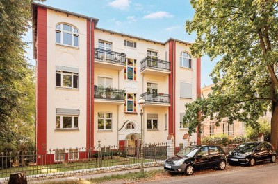 Moderne 2-Zimmer-Wohnung mit Balkon in historischem Altbau