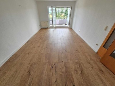 Moderne 3- Zimmerwohnung in idyllischer Lage inkl Balkon + Bad mit Badewanne + Laminat + Stellplatz