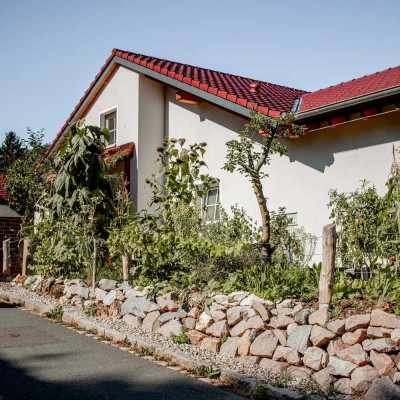EINZIGARTIGES EINFAMILIENHAUS MIT EINLIEGERWOHNUNG IM NÜRNBERGER LAND – RUHIGE WALDRANDLAGE