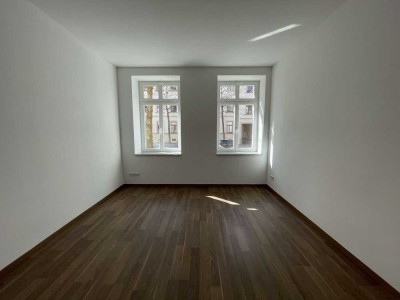 mit 360° Rundgang! Sanierte 2 Zimmer mit Balkon + großer Küche am Brühl!