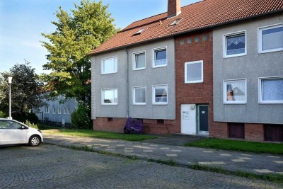 Modernes Badezimmer mit bodengleicher Dusche // EG links