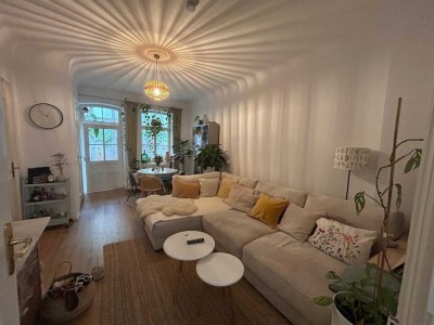 Geräumige Jugendstilwohnung mit Balkon und Wintergarten