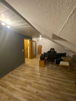 Dachgeschosswohnung in Bahnhofsnähe