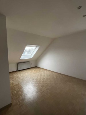 Renoviert, Hell & Freundlich - 1,5-Zimmer-Dachgeschosswohnung