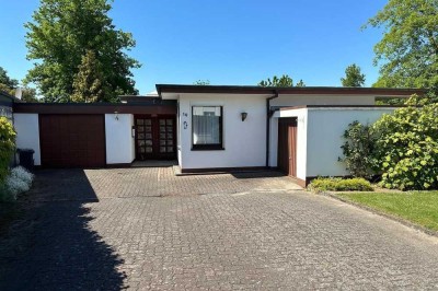 Bungalow mit Garagen und Wintergarten