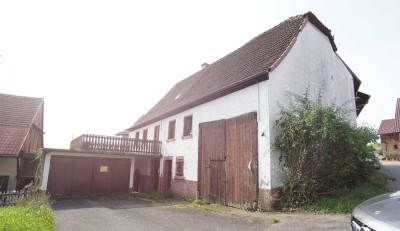 Sanierungsbedürftiges 1-Familienhaus
mit großzügigem Scheunengebäude und Stall