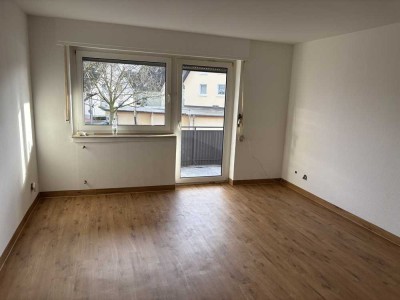 Helle-NEU-renovierte 3-Zimmer-Wohnung mit Balkon