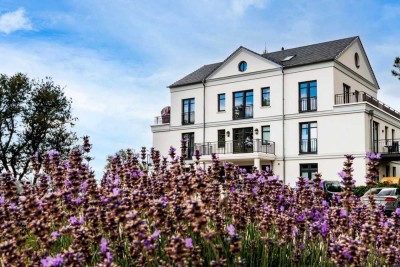 Erste Reihe, Meerblick inklusive: Exklusive 3-Zimmer-Wohnung mit direktem Strandzugang