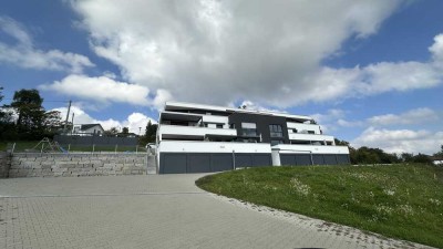 Neuwertige 4-Zimmer Hangwohnung mit exklusiver Einbauküche, großer Balkonterrasse (ca. 30m²)