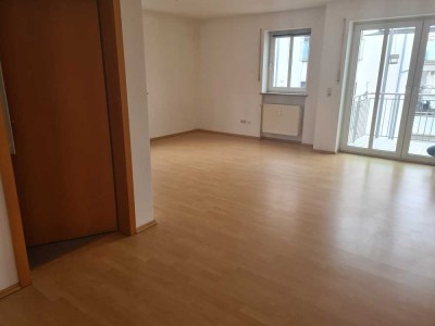 Schöne und neuwertige 2-Zimmerwohnung mit Balkon und EBK in Deggendorf