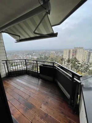 Modernisiertes 4-Zimmer-Penthouse mit Balkon und Einbauküche in Köln