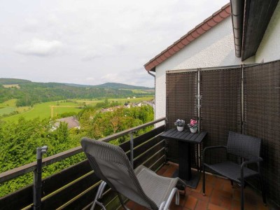 Wohnen mit Fernblick: Vermietete Dachgeschosswohnung mit Garage