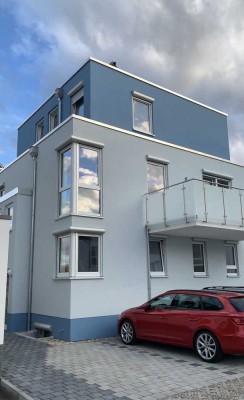 Neuwertige 4-Raum-Wohnung mit Balkon in Karlsdorf-Neuthard