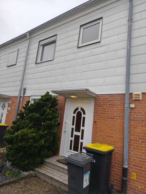 Gepflegtes 3-Zimmer-Haus mit großem Garten und Stellplätzen in Groß Grönau