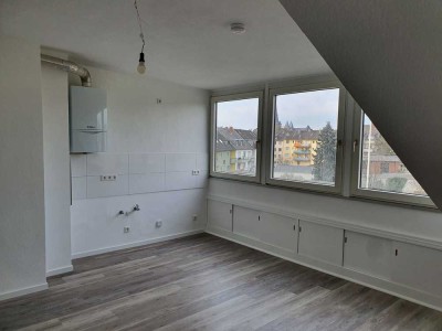 Erstbezug nach Sanierung: Schöne 2,5-Zimmer-Dachgeschosswohnung für Singles oder Paare