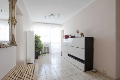 Provisionsfrei: Helle 3-Zimmer-Wohnung mit Fernblick und 2 Balkonen in Steinbach (61449)