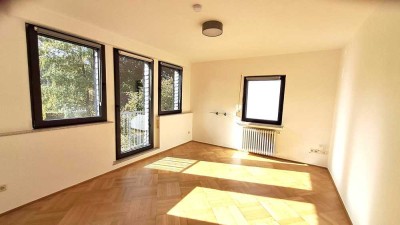 Ruhige und Zentral: 2 Zimmer-WG mit EBK, Waschmaschine, Gemeinschaftstrockner und ggf. Stellplatz