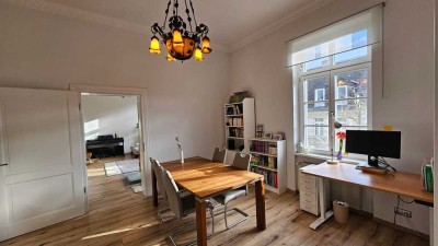 Charme & Licht;  Wunderschöne 4-Zimmer Altbauwohnung  mit Balkon in Wiesbaden-City.