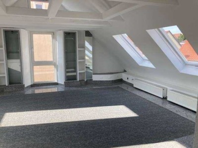 Top-renoviertes Rooftop-Apartment in zentraler Lage in Augsburg-Pfersee!