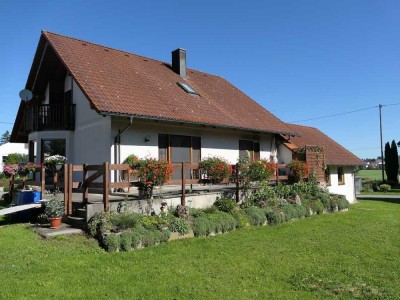 Einfamilienhaus mit Einliegerwohnung und großem Grundstück