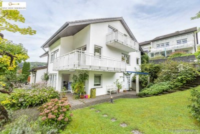 Traumhaus mit 3 Garagen / + 2 Stellplätzen und Einliegerbereich in
idylischer Lage zu verkaufen!