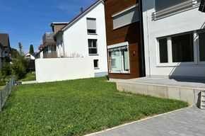 Von Privat - Sehr ruhige und sonnige 4 Zim. EG Whg. ca. 110 qm Wfl. , schöner Südgarten