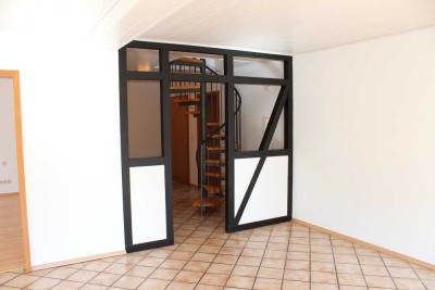 Moderne helle 3,5 Zimmer Dachgeschosswohnung mit Balkon