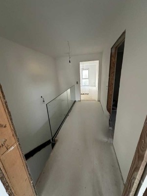 Erstbezug mit Balkon: Geschmackvolle 3-Zimmer-Maisonette-Wohnung mit geh. Innenausstattung