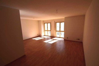 Günstige 2,5-Raum-Wohnung inklusive Stellplatz mit Balkon und Einbauküche in Leipzig