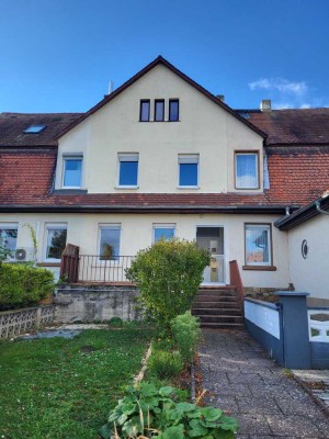 REIHEN-MITTELHAUS mit  Veranda, Frühstücks-Terrasse, Vorgarten, PKW-Stellplatz in begehrter Wohnlage