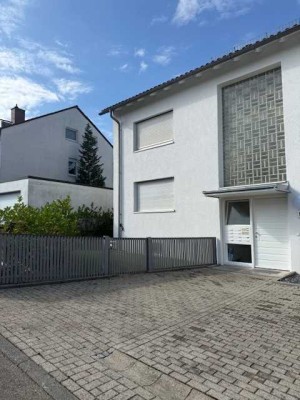 Moderne sanierte 3 Zimmer Dachgeschosswohnung in Korntal-Münchingen-Perfekt für junge Paare!