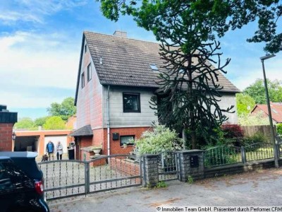 Hannover Kaltenweide : Okalhaus mit 3 Garagen auf großen Grundstück mit Teich und Gartenlaube