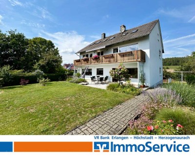 Teilmodernisiertes Zweifamilienhaus mit viel Platz und schönem Garten