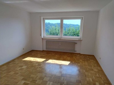 Attraktive 4-Zimmer-Wohnung mit Balkon und EBK in Hebertsfelden