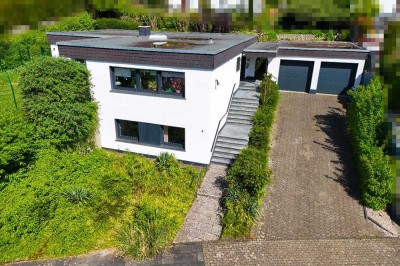 Frei stehendes Einfamilienhaus mit 2 Garagen in TOP-Wohnlage am Leimbacher Berg!