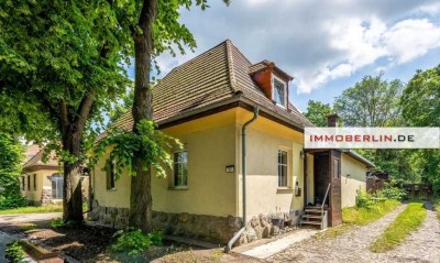 IMMOBERLIN.DE - Klassisches Torhaus mit Sonnengarten + Pool am Kartzower Schloss